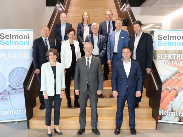 Der Regierungsrat bei seinem Besuch bei der Selmoni Gruppe in Münchenstein (von vorne nach hinten und von links nach rechts): Regierungsrätin Kathrin Schweizer, Regierungsratspräsident Thomas Weber, Rainer Keller, Direktor & Vorsitzender der Geschäftsleitung, Regierungsrat Dr. Anton Lauber, Regierungsrätin Monica Gschwind, René Fässler, Verwaltungsrat, Stefan Guldimann, Direktor Planung, Denis Wary, Direktor Ausführung, Michel Villoz, Direktor Finanzen und Immobilien, Sibylle Pauli, Unternehmenspflege Standortförderung Baselland und Thomas Kübler, Leiter Standortförderung Baselland. Foto: zVg