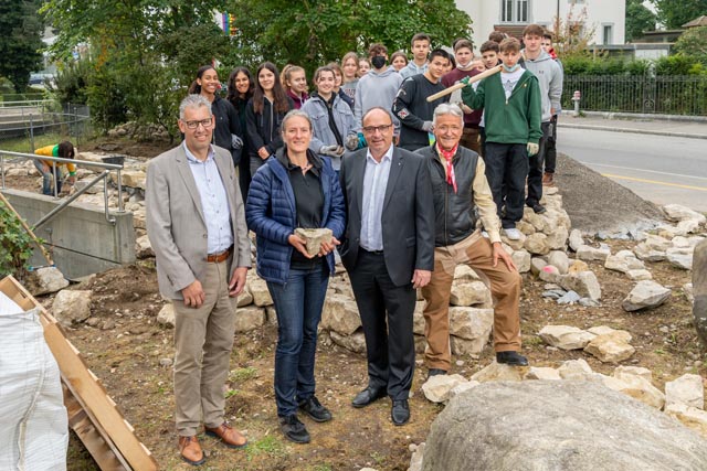 Bild: Sie feiern die Leistung der Schülerinnen und Schüler: Pascal Müller, Johanna Häckermann, Markus Dieth und Andreas Röthlisberger (v.l.). Foto: zVg