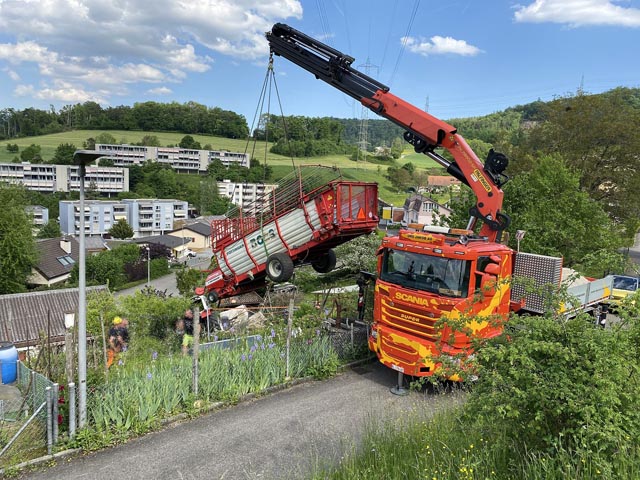 Die Fahrzeugkombination konnte durch ein Abschleppunternehmen aus dem Garten geborgen werden. Foto: Polizei BL