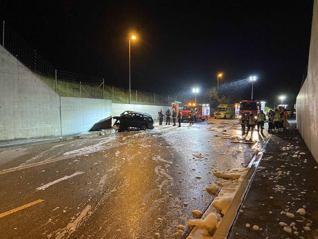 Der Automobilist fuhr frontal gegen das Tunnelportal. Foto: Polizei AG