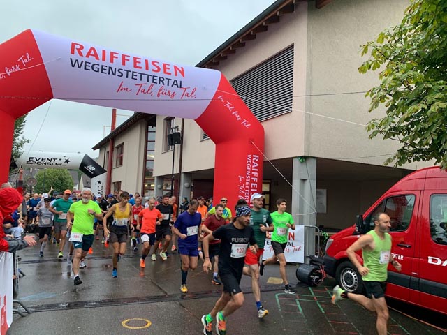 Beim Start; vorne Omar Tareq (mit weiss-schwarzem Haarband). Foto: Dominic Hein