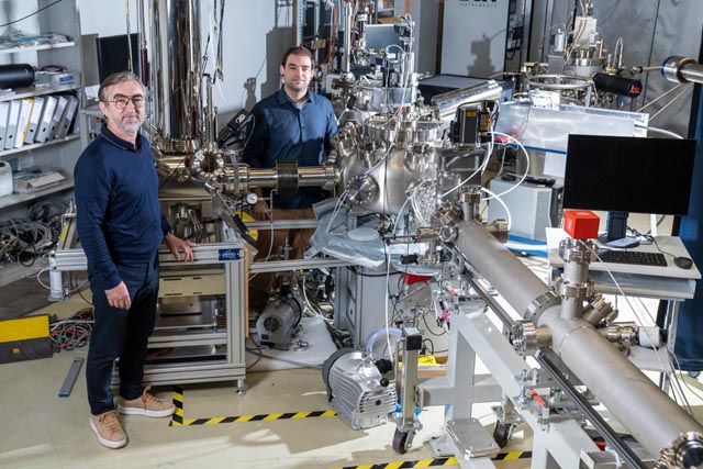 Milan Radovic und Eduardo Bonini Guedes (rechts) von der Forschungsgruppe Spektroskopie von Quantenmaterialien an der Strahllinie SIS der Synchrotron Lichtquelle Schweiz SLS. Foto: Paul Scherrer Institut/Mahir Dzambegovic