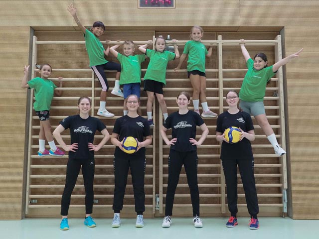 Mit den Trainerinnen Rebecca Frey (stehend von links), Nadine Wunderlin, Vanessa Frey und Marina Wunderlin erlernen die U11 von Volley Möhlin mit viel Freude, Spiel und Spass die Grundlagen im Volleyballsport. Foto: Celine Weidmann