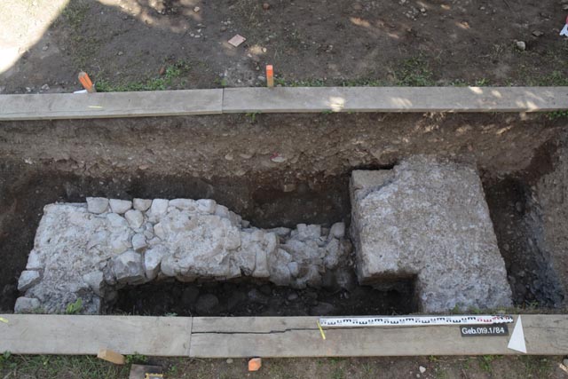 Blick auf die im Feldkurs 2019/2020 freigelegten massiven Steinfundamente. Foto: Kantonsarchäologie, © Kanton Aargau
