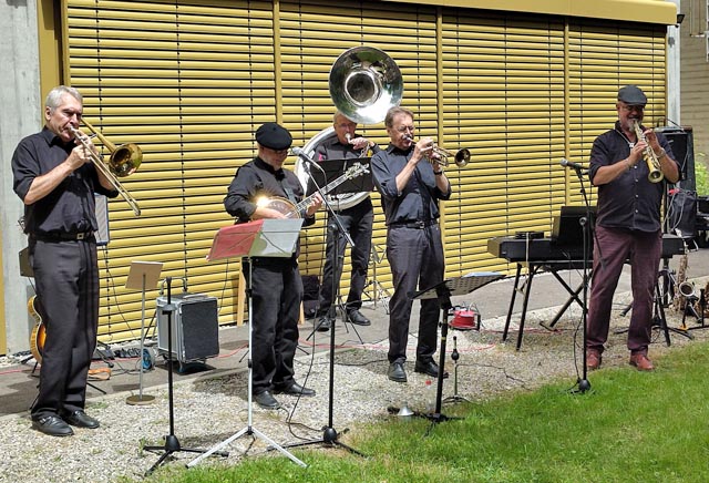 Ein sonniger Morgen, mitreissende Dixie-Land-Sounds – die Dixie Ramblers brachten Ferienstimmung und gute Laune in die Fuchsi-Arena in Möhlin. Foto: Dominik Pfoster
