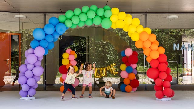 Zur Neueröffnung der PSI-Kita auf dem Campus gab es bunte Luftballons – und fröhliche Kita-Kinder! © Paul Scherrer Institut PSI/Mahir Dzambegovic