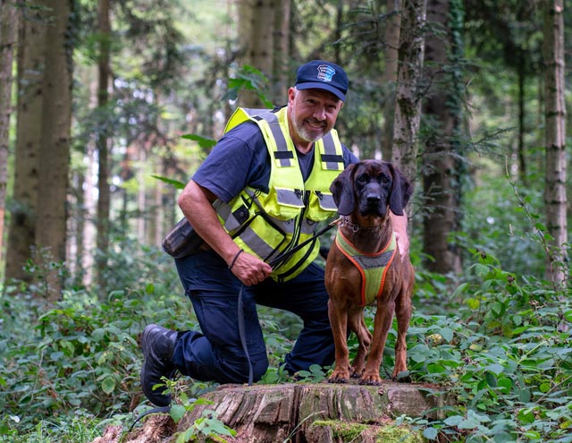 Personensuchhund «Farouk» spürte den Vermissten auf. Foto: Polizei AG