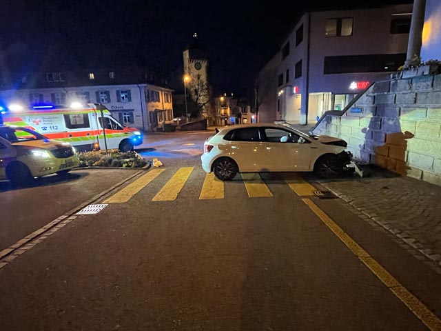 Rheinfelden: Autolenkerin verstirbt nach Kollision mit Mauer
