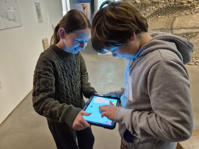 Das AR-Abenteuer verbindet Wissensvermittlung mit Spielspass und zeigt, wie digitale Technologien Naturgeschichte lebendig machen. Foto: © Naturama