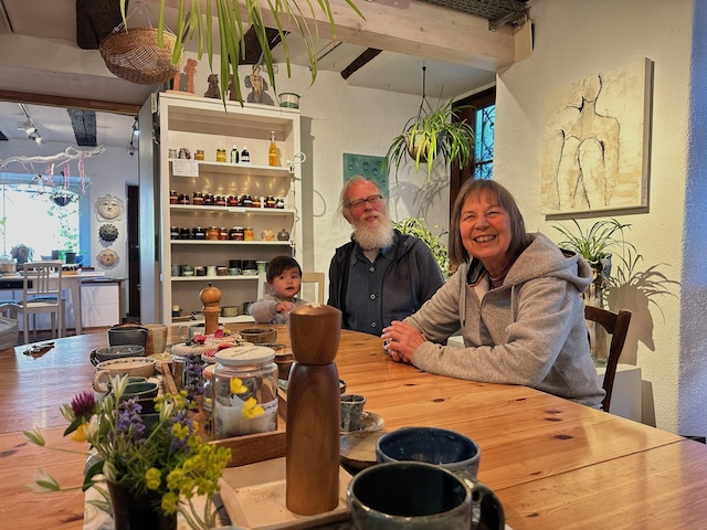 Der grosse Tisch lädt zum Diskutieren und zu Gesprächen ein: Hier Martin Suter und Nika Schudel mit der kleinen Asal. Foto: Andrea Worthmann