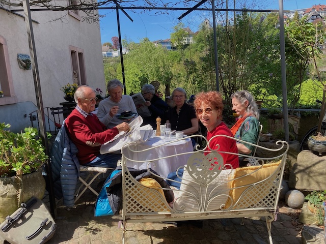 Im Sommer sitzen die Gäste gerne draussen vor dem Café. Foto: Andrea Worthmann