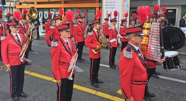 Zum Abmarsch bereit: Die Stadtmusik Laufenburg auf der Paradestrecke in Biel