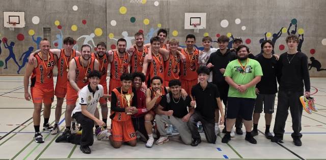 Voll Freude über den Gewinn des Meistertitels: Die Basketballer des TSV Rheinfelden
