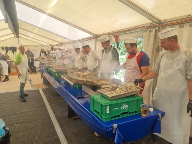 Die Fritteure hatten alle Hände voll zu tun. Foto: zVg