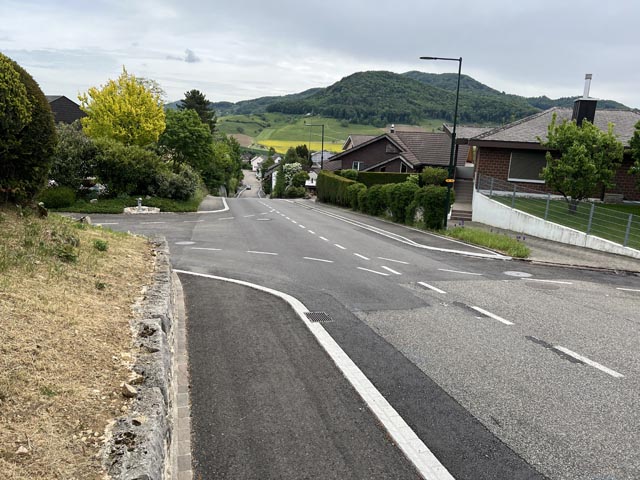 Die Hauptstrasse in Känerkinden von Diegten herkommend. Links die Einmündung der Ringgackerstrasse. Foto: BUD