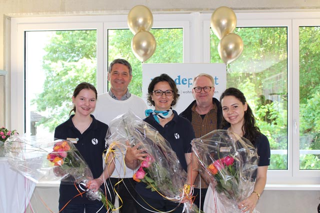 Fünf Jahre-Jubiläumsfeier der Tagesstätte von Stiftung Wendepunkt in Frick, von links: Noela Weber, Praktikantin Stiftung Wendepunkt; Markus Stutz, Leiter Soziales und Mitglied der Geschäftsleitung Stiftung Wendepunkt, Claudia Fischer, Leiterin Tagesstätte Frick Stiftung Wendepunkt; Markus Geiter, Stiftungsrat Stiftung Wendepunkt, Geschäftsführer Gemeindeverband Sozialbereiche Bezirk Rheinfelden (GSBR) und im Vorstand Vereinigung Aargauischer Berufsbeiständinnen und -beistände (VABB); Rebeca Pereira, Gruppenleiterin Tagesstätte Frick Stiftung Wendepunkt). Foto: @Stiftung Wendepunkt 
