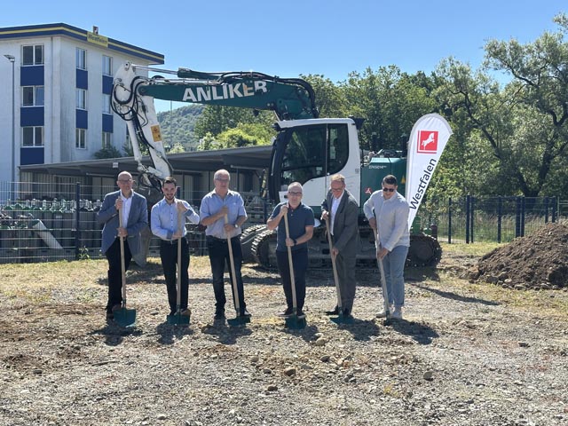 Weiterer Spatenstich mit Behördenbeteiligung. Von links: Adrian Reichen (Projektleiter Werkerweiterung), Manuel Mahrer (Leiter Hochbau Gemeinde Eiken), Stefan Grunder (Gemeindeammann Eiken), Christoph Schreiber (Geschäftsführer Steck + Partner), Tony Moes (Geschäftsführer Westfalen Schweiz), Manuel Csebits (Projektleiter Steck + Partner). Foto: Sonja Fasler