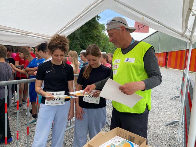 Zwei Fricker Schülerinnen werden am Start instruiert. Foto: zVg