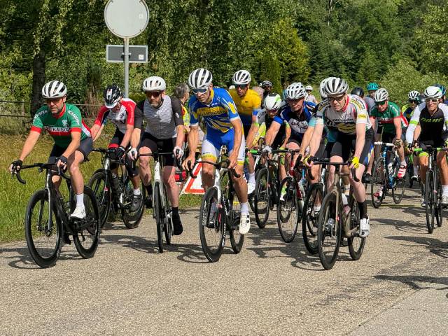 Erster Massenstart am Morgen in Hornussen. Foto: Sonja Fasler