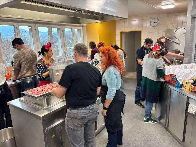 Gemeinsam Kochen und miteinander ins Gespräch kommen. Foto: zVg