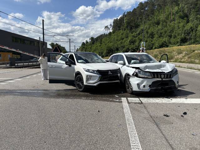 Zwei Personen wurden bei einer Kollision in Hölstein verletzt.