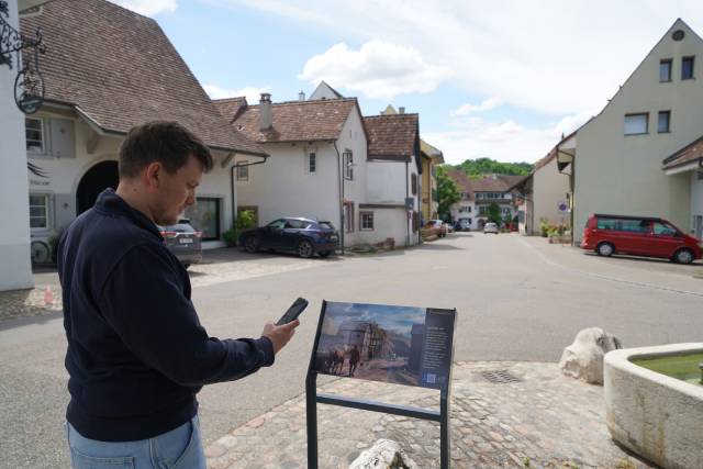 Die Geschichten können vor Ort oder im Internet per QR-Code abgerufen werden.