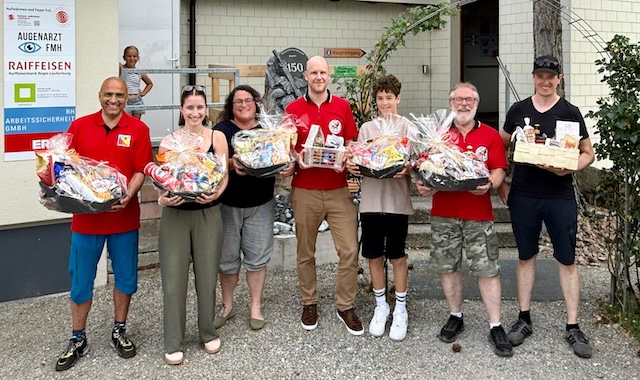 Die Festplatzsieger des Feldschiessens (von links): Alexander Buttazzo (3. Rang Gewehr 300m), Jelena Schär (Beste Jungschützin), Franziska Birri (Beste Dame), Joel Häfeli (3. Rang 25m Pistole), Aaron Schmid (Bester Junior), John Warpelin (Festplatzsieger 300m und 25m), David  Seitenaden (2. Rang 25m Pistole). Foto: zVg