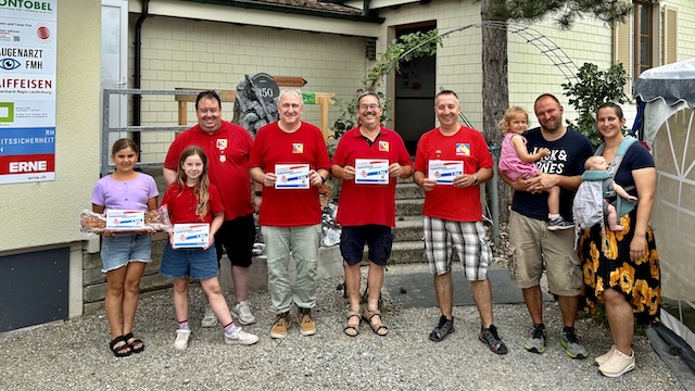Die Gewinner des Gruppenwettkampfes:  Die fünf Siegergruppen durften vier grosszügige Gutscheine Kaister Restaurants und eine Speckseite in Empfang nehmen. Foto: zVg