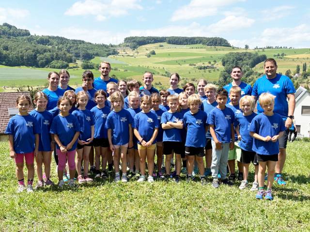 25 Kinder mit ihren Leiterinnen und Leitern der Jugi Zeiningen beteiligten sich am Regionalturnfest ist Wintersingen. Foto: zVg