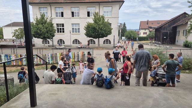 Noch warten die neuen Kindergartenkinder gespannt mit ihren Eltern vor dem Kindergarten auf Einlass. Foto: Monika Hauswirth