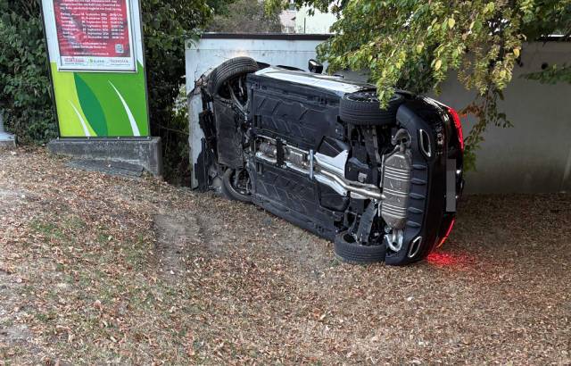 Unverletzt blieb der Fahrer des verunfallten Wagens.