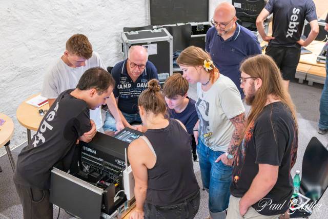Der PA-Technik-Kurs stiess bei den Teilnehmenden auf grosses Interesse. Hier bei der praktischen Arbeit an einem Mischpult. Foto: Paul Gürtler