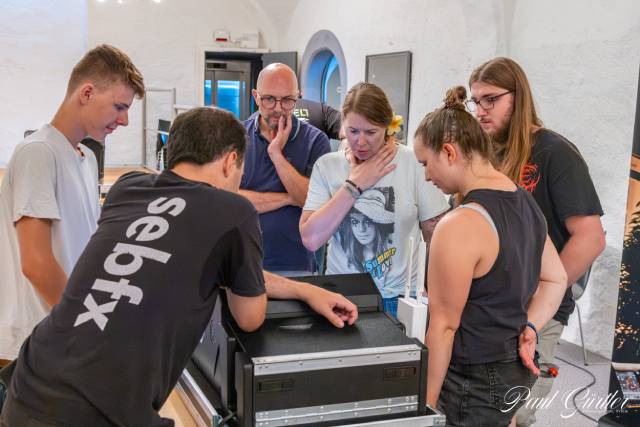 Der PA-Technik-Kurs stiess bei den Teilnehmenden auf grosses Interesse. Hier bei der praktischen Arbeit an einem Mischpult. Foto: Paul Gürtler