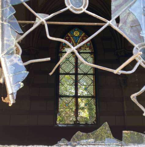 Zerstörte Glasfenster aus dem 19. Jahrhundert, nach einem Vandalenakt in Turgi, 2026