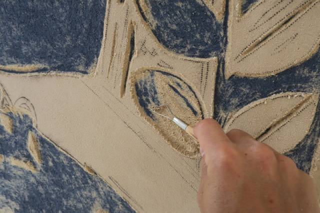 Arbeit an einem Sgraffito. Kunstwerke in der traditionellen Kratztechnik sind in Gefahr.