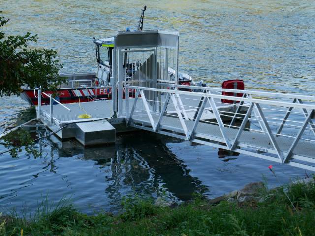 Das neue Murger Rettungsboot an der eigens dafür neu gebauten Anlegestelle nahe des Murger Freibades.