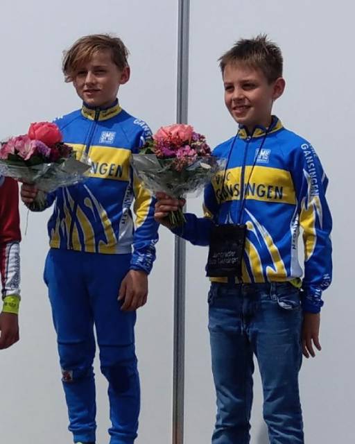 Levin Hüsler und Saybien Zumsteg aus ihrer Radsportschulzeit