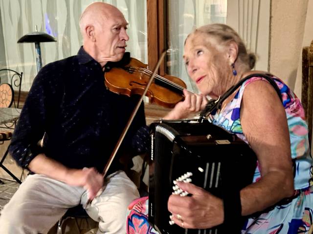 Das Duo Joanna &amp; Gino unterhielt die Besuchenden mit seinem Repertoire auf Akkordeon und Violine. Foto: Kujtim Shabani
