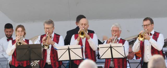 Die Brass Band Zuzgen begeisterte das Publikum im Schlosspark Bad Säckingen. Foto: Heike Müller