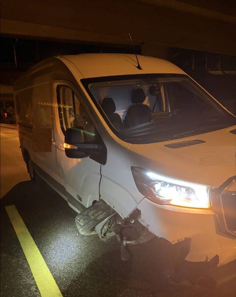 Ein Lieferwagen kollidierte in Birsfelden mit einem Findling.