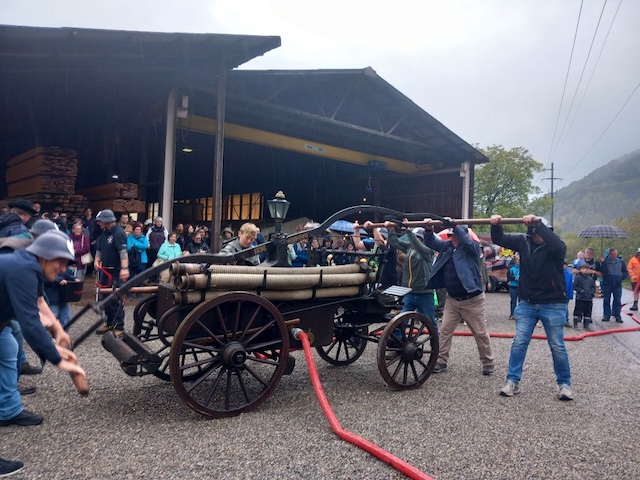 Die Feuerwehr-Handruckspritze Jahrgang 1898 in Aktion. Foto: zVg