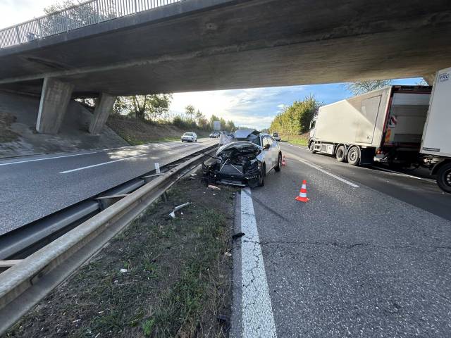 Der 28-jährige Verursacher des Unfalls wurde mittelschwer verletzt.