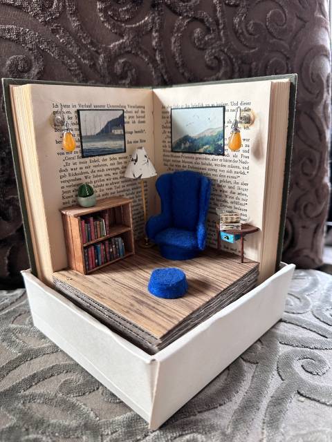 Kreativ unterwegs: Ein gebastelter «Room in a book»