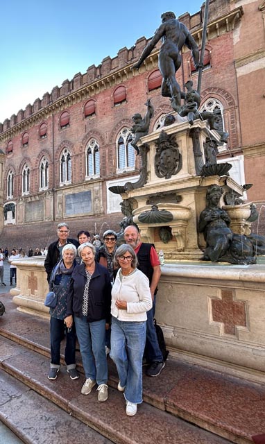 Die Reisenden aus dem Fricktal auf der Piazza Maggiore mit Neptunbrunnen. Foto: Marianne Kaiser