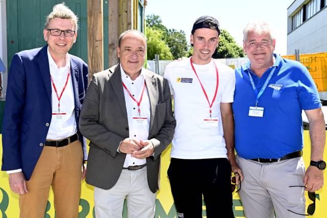 Zweites Bild: Die Regierungsräte Dieter Egli sowie Dr. Markus Dieth zusammen mit dem verletzten Fabio Christen und OK-Präsident René Huber (von links). Foto: Wagner by Alexander Wagner (awa)