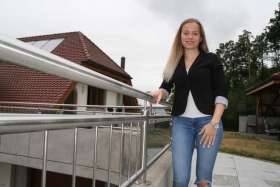 Svenja Knecht aus Schwaderloch, im Bild an einem von ihr konstruierten Geländer, nimmt an den Schweizer Berufsmeisterschaften teil. Foto: Peter Schütz